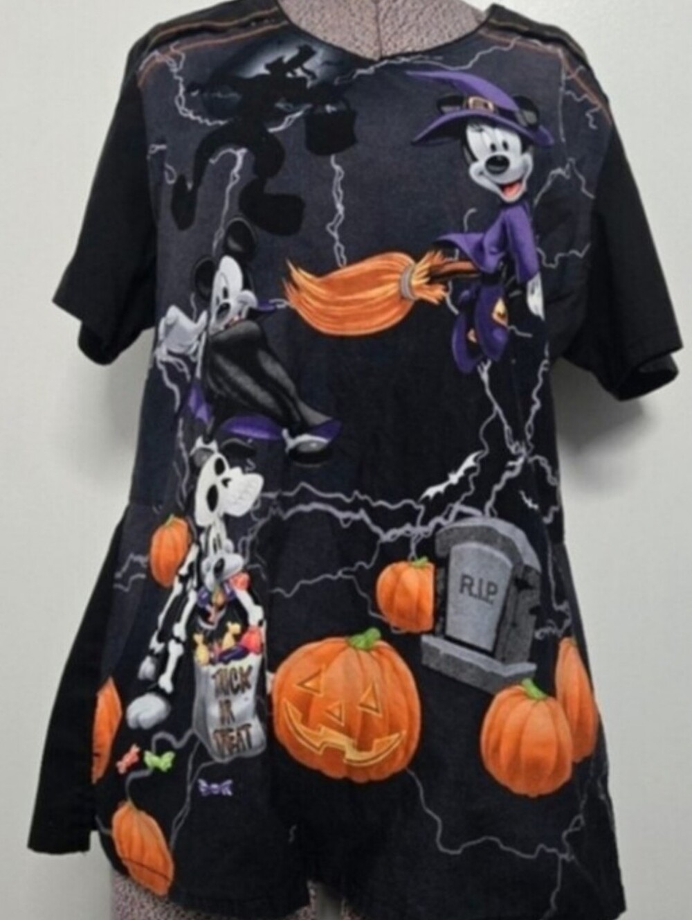 Disney Mickey Minnie Mouse Halloween Women's Edgy Gothic Scrub Top Size Large